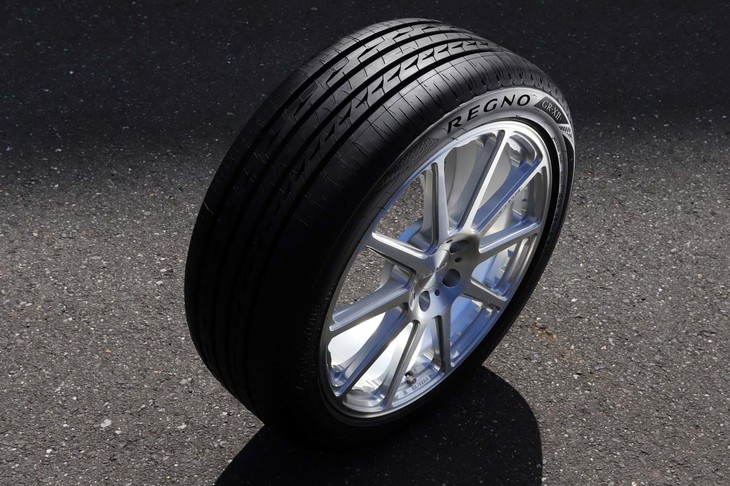摩耗時のノイズ低減と転がり抵抗の低減、そして摩耗寿命の向上を実現したという「レグノGR-XII」。現在は補修用としてのみの販売で、新車装着はされていない。
