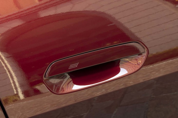 「M440i xDriveグランクーペ」には、事前に設定したiPhoneをキー代わりに使ってドアの施錠・解錠やエンジンスタートができる「BMWデジタルキー」が用意される。このキーは最大5人までシェア可能。