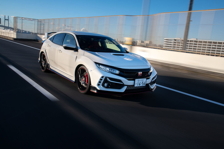 今回の改良では、可変ダンパーも制御を高精度化。センサーのサンプリング周波数を2kHzから20kHzに高めることで、より細かなロール・ピッチ制御を実現している。