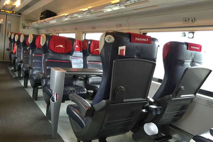 特急「イタロ号」の内装は、ジウジアーロ・デザインが手がけた。写真はビジネス・クラス「プリマ」のもの。
