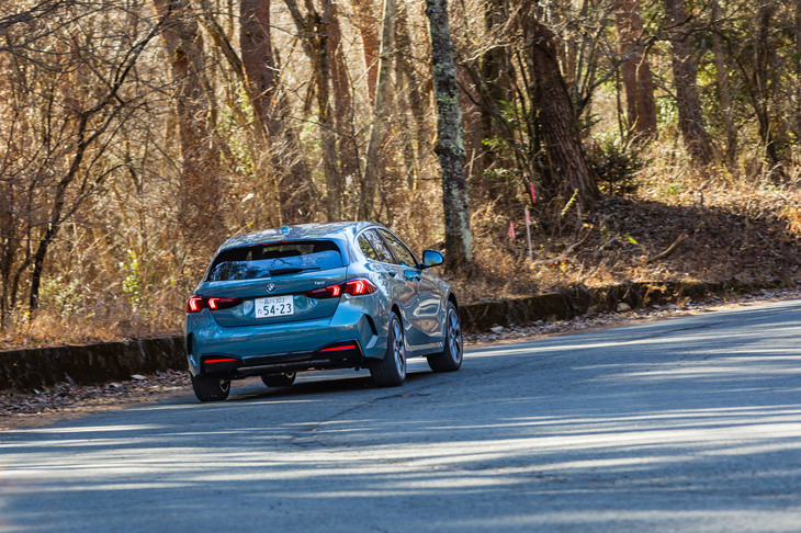 足まわりはフロントがストラットでリアがマルチリンク。「120」には可変サスの設定がないが、乗り心地は穏やかで心地よい。