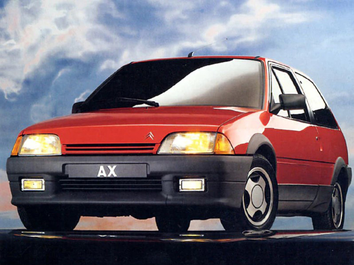 「シトロエンAX」
	1986年に登場したシトロエンのコンパクトハッチ。軽量なボディーでキビキビとした運転感覚が若者から支持され、日本にも正規輸入された。1996年に後継車の「サクソ」が登場し、1998年に生産を終了した。