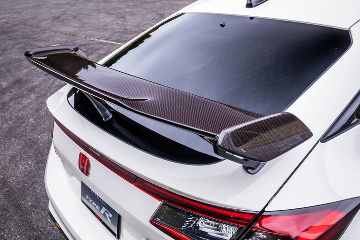 「シビック タイプR」の純正アクセサリーとしてラインナップされる「テールゲートスポイラー」は、ハンドメイドによるリアルカーボン製で、価格は27万5000円。