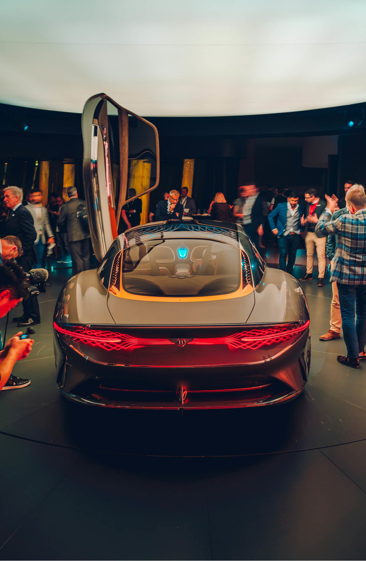 ベントレー創業100周年を記念する電動・自動運転のコンセプトカー「EXP 100 GT」。再生可能な素材の他、光をラグジュアリーな新素材として使用するというアイデアが盛り込まれている。