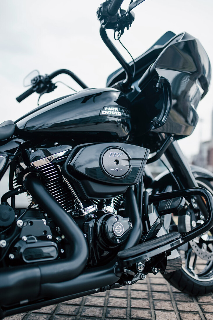 排気量1923ccのV型2気筒エンジン「ミルウォーキーエイト117」。「ストリートグライド／ロードグライド」のものは新開発の液冷式シリンダーヘッドを採用しており、放熱を抑えることでライダーの快適性を高めている。