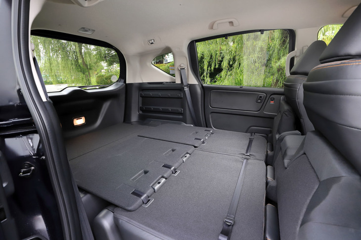 2列目シートを畳んで座席背面のボードを展開すれば、床面に隙間のない広くてフラットな空間が出現。荷室の左右には片側10個のユーティリティーナットが、バックドアには「車中泊でも重宝する」というテールゲートランプが設けられている。