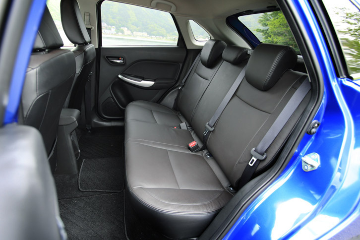 
	6：4分割可倒式のリアシート。前後席間距離は805mmとなっている。
	