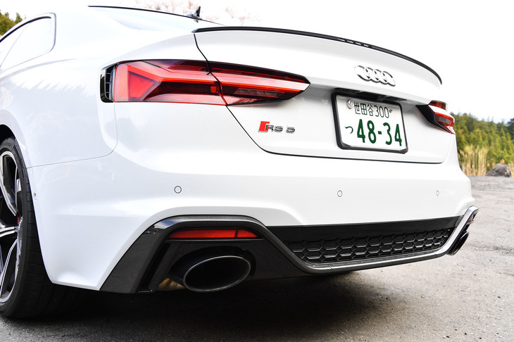 高回転域で迫力のある乾いたサウンドを奏でる「RSスポーツエキゾーストシステム」は、19万円のオプションアイテム。センターディスプレイで「エンジン音」の項目を呼び出し、「Quiet」「Automatic」「Present」の3つから選択できるようになっている。