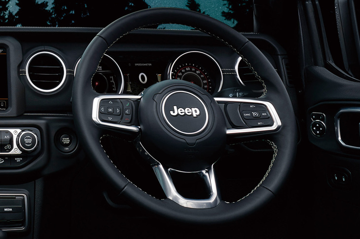 「ラングラー アンリミテッド サハラ スカイワンタッチパワートップ」には、レザー仕立てのブラック内装が組み合わされる。