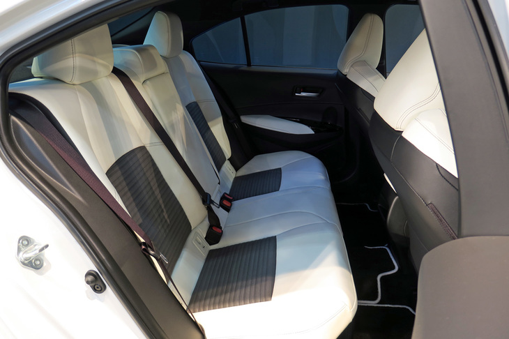 トヨタ・カローラ ハイブリッドW×B（リアシート）