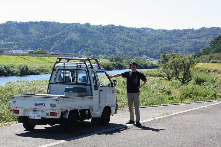 伊豆半島を一周する旅で、立ち寄った川沿いにたたずむ「セクシージャンボ」。自然のなかでも絵になるクルマだ。軽トラはニッポン土着のゲタであると痛感する。