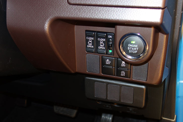 ステアリングホイール右下のスイッチ類。スライドドアの開閉ボタンや、アイドリングストップオフボタンなどが並ぶ。