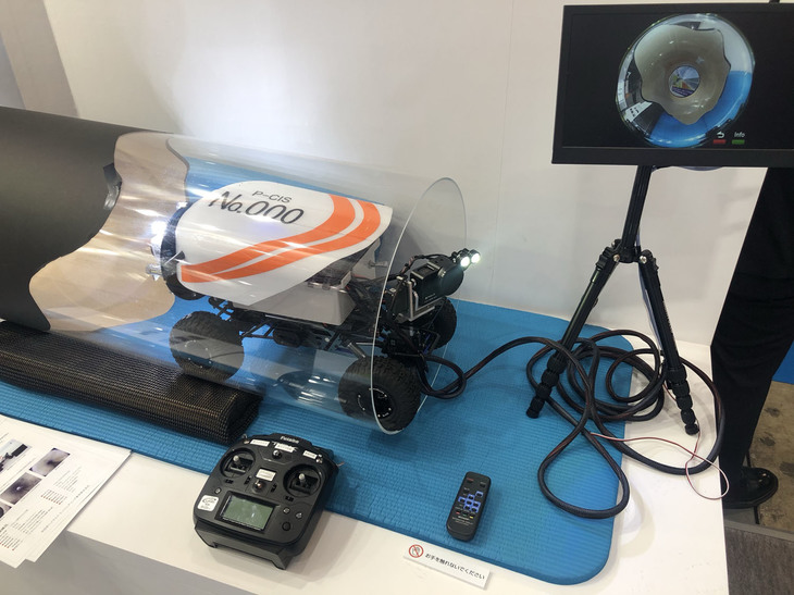 中日本ハイウェイエンジニアリング東京が参考出品した「小径点検ロボット」。有線給電だが、人の出入りが不可能な排水施設内の点検に供することができる。