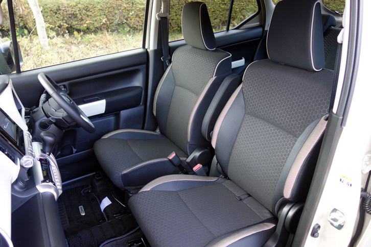 スズキ・クロスビー ハイブリッドMZ（フロントシート）