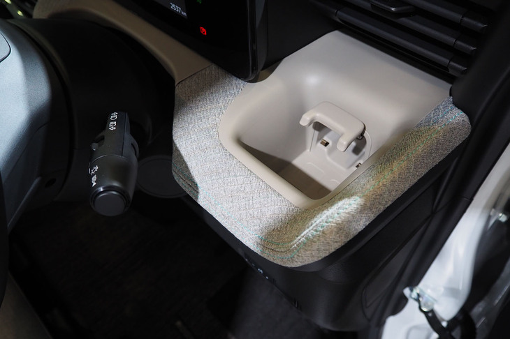 日産ルークス ハイウェイスター（フロントのカップホルダー）
