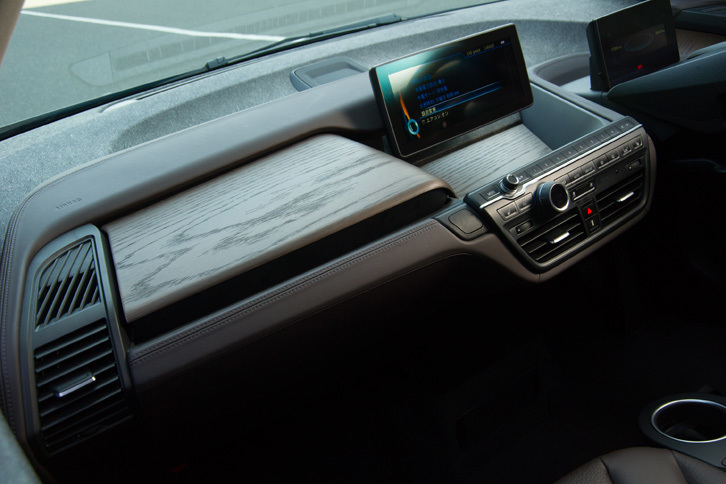 「スイート」では、ダッシュボードのウッドパネルをオークとユーカリの2種類から選択可能。ケナフ麻や再生可能なウールなど、環境負荷の少ない素材の採用も、「i3」の内装の特徴となっている。