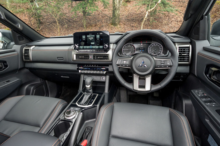 奥行きのないダッシュボードは本格オフローダーの風情だが、オレンジステッチ入りのソフトパッドを多用したしつらえはなかなか立派。