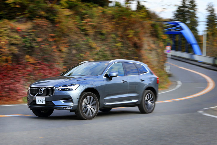 一般道では、進路に干渉する歩行者やサイクリスト、大型動物、さらに交差点を右折する際の対向車を検知して、衝突の危険性がある場合は回避または被害の軽減を図る機能が役立ちます。ただ、時には過敏に反応してしまうことも……。今回は、路肩に停車しているクルマに対して緊急ブレーキが作動、ビックリする場面がありました。