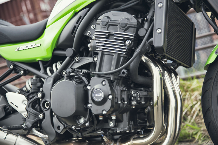 水冷の948cc直列4気筒エンジン。上部には、空冷エンジンを思わせるフィンが設けられている。