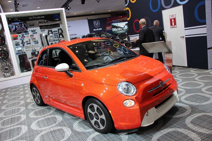同じく2016年11月、ロサンゼルスショーで。「フィアット500e」。