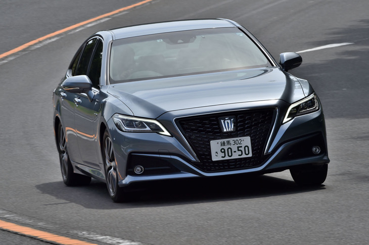 
	トヨタ・クラウン2.5 G
	ボディーサイズ：全長×全幅×全高＝4910×1800×1455mm／
	ホイールベース：2920mm／車重：1750kg／駆動方式：FR／エンジン：2.5リッター直4 DOHC 16バルブ／モーター：交流同期電動機／トランスミッション：CVT／エンジン最高出力：184ps（135kW）/6000rpm／エンジン最大トルク：221Nm（22.5kgm）/3800-5400rpm／モーター最高出力：143ps（105kW）／モーター最大トルク：300Nm（30.6kgm）／システム総合出力：226ps（166kW）／タイヤ：（前）215/55R17 94V／（後）215/55R17 94V（ヨコハマ・ブルーアースGT）／価格：562万1400円
	