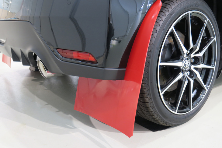 「トヨタGRヤリスRZ“ハイパフォーマンス”」の用品装着車（マッドガード）