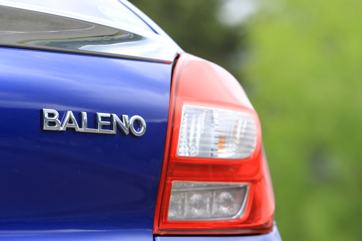テールゲートに装着された「BALENO」のバッジ。車名はイタリア語で「閃光（せんこう）」を意味する。