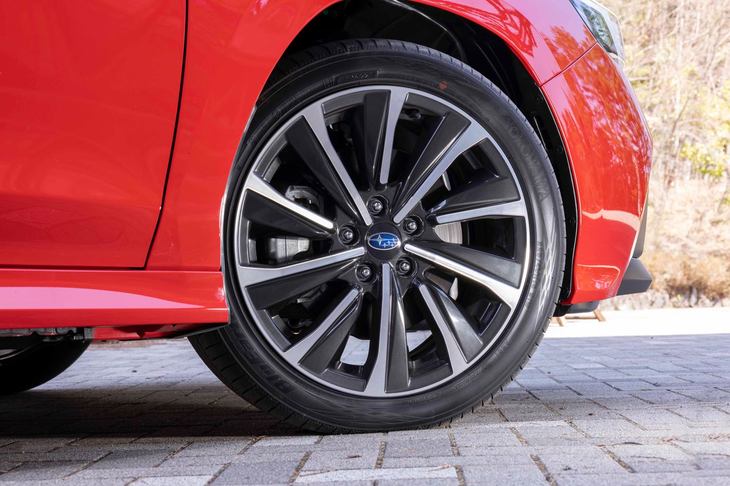 ブラック塗装と切削光輝加工が施された18インチアルミホイール。タイヤはヨコハマの「ブルーアースGT」が組み合わされていた。