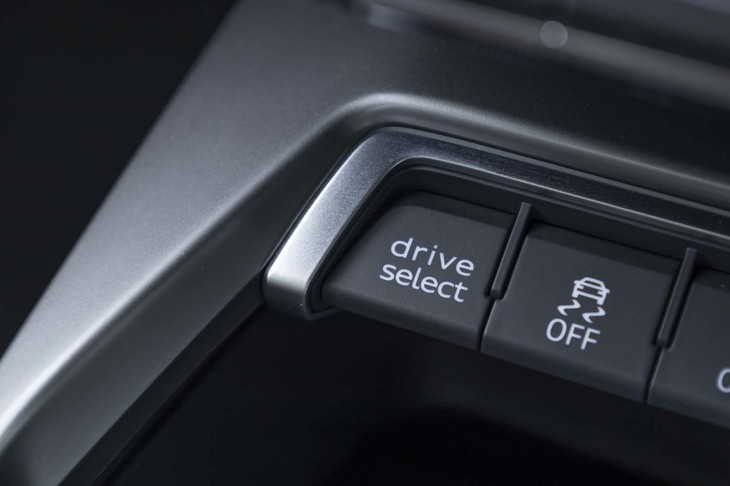 ドライブモードは「オート」「コンフォート」「ダイナミック」「エフィシエンシー」「インディビジュアル」の全5種類。「ダンピングコントロールサスペンション」装着車の場合は可変ダンパーのセッティングも連動して変わる。