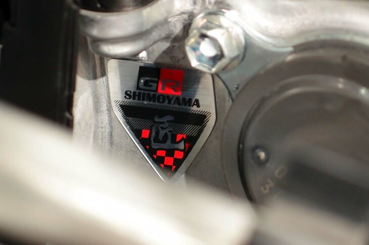 トヨタGRカローラRZ（エンジンに添えられたエンブレム）