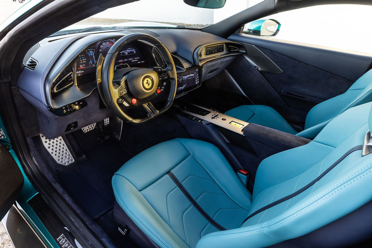 車内のインストゥルメントパネルまわりは、フラッグシップモデル「12チリンドリ」に通じる“デュアルコックピット”デザインを採用。エレガンスと機能性の高度な両立が図られている。