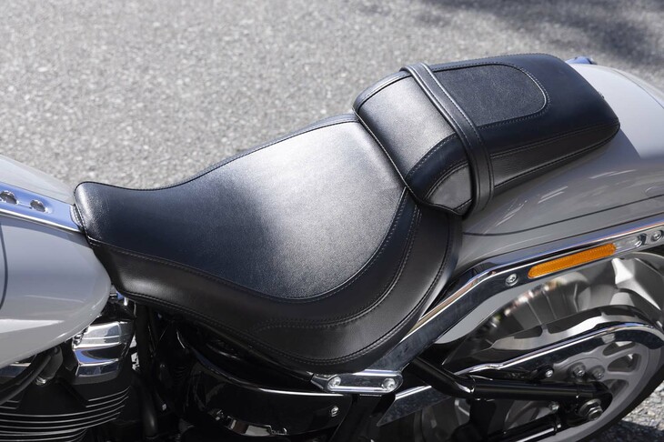 クルーザータイプのモデルなので、シート高は675mmと低く、足つき性は良好。リアのモノショックサスペンションは、外からは見えないようシートの下にレイアウトされている。