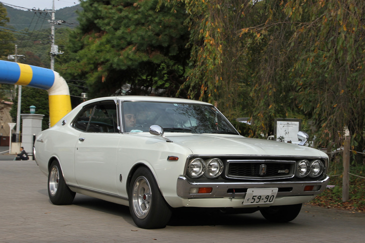 1975年「日産ローレル ハードトップ2000SGL」。“ゆっくり走ろう”というキャッチフレーズを掲げて登場した2代目C130ローレルの2ドアハードトップ。アメリカのマッスルカーを縮小したようなスタイリングが魅力。