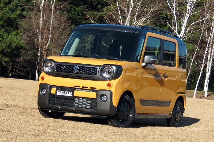 ブームの始まりとなった、2018年12月登場の初代「スズキ・スペーシア ギア」。こうしたトレンドをいち早く嗅ぎつけるスズキの感度の高さには、本当に恐れ入る。