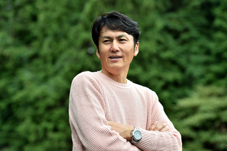 谷口信輝（たにぐち のぶてる）
	レーシングドライバー
	1971年広島生まれ。高校時代からバイクに夢中になり、18歳でミニバイクレース日本一に。その後、ドリフトと出会い、四輪に転身。2001年（30歳）に本格的にレース活動を開始した。D1グランプリでは初開催の2001年にシリーズチャンピオンを獲得し、その後も表彰台の常連として活躍。国内最高峰レースの全日本GT選手権（現SUPER GT）には2002年から参戦しており、2011年にSUPER GT初の“痛車”チーム、グッドスマイルレーシングの「初音ミクBMW Z4 GT3」を駆ってシリーズチャンピオンの座を獲得。2014年には2度目のチャンピオンに輝いた。さらに2017年、同チームから「メルセデスAMG GT3」で参戦し、3度目のチャンピオンに。またワンメイクレースの86/BRZ Raceにおいては、2014年、2015年、2018年のプロフェッショナルシリーズ王者となっている。