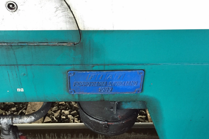 フィアットの鉄道車両に貼られたプレート。これは1983年製。