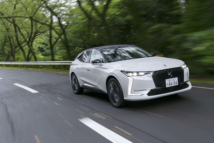 【DS 4リヴォリPureTeck】
	ボディーサイズ：全長×全幅×全高＝4415×1830×1495mm／ホイールベース：2680mm／車重：1420kg／駆動方式：FF／エンジン：1.2リッター直3 DOHC 12バルブ ターボ／トランスミッション：8段AT／最高出力：130PS（96kW）/5500rpm／最大トルク：230N・m（23.5kgf・m）/1750rpm／タイヤ：（前）205/55R19 97V／（後）205/55R19 97V（ミシュランeプライマシー）／燃費：17.7km/リッター（WLTCモード）／価格：449万円
	
	【取材時の燃費データ】
	テスト距離：298.0km（市街地1：高速道路7：山岳路2）／使用燃料：27.1リッター（ハイオクガソリン）／参考燃費：11.0km/リッター（満タン法）／11.3km/リッター（車載燃費計計測値）