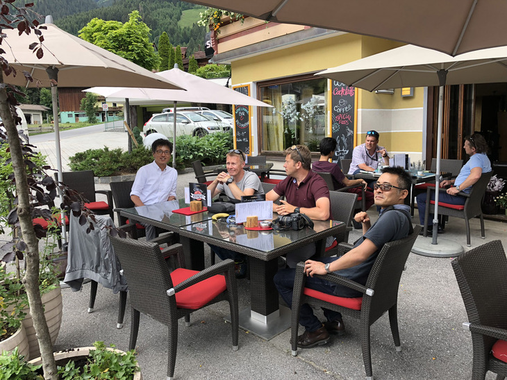 ドイツでは、異なる自動車メーカーやメガサプライヤー、さらに認証にかかわる公的機関のスタッフが飲食をともにしつつ情報交換するのは当たり前。出身大学つながりでの交流も盛んだ。写真は、イタリアの山岳路で車両をテストした際のランチタイム。