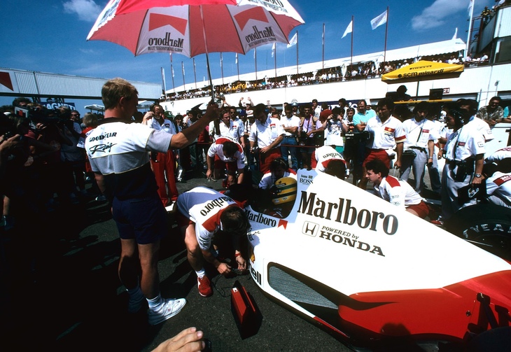 1990年シーズンは3.5リッター自然吸気エンジンになって2年目。1988年にタッグを組み始めたマクラーレンとホンダはこの年も強さを発揮しコンストラクターズチャンピオンとなるも、フェラーリには勝利数で並ばれ年間6勝にとどまった。赤白のマルボロカラーに「POWERED by HONDA」のロゴが懐かしい。（Photo=HRC）