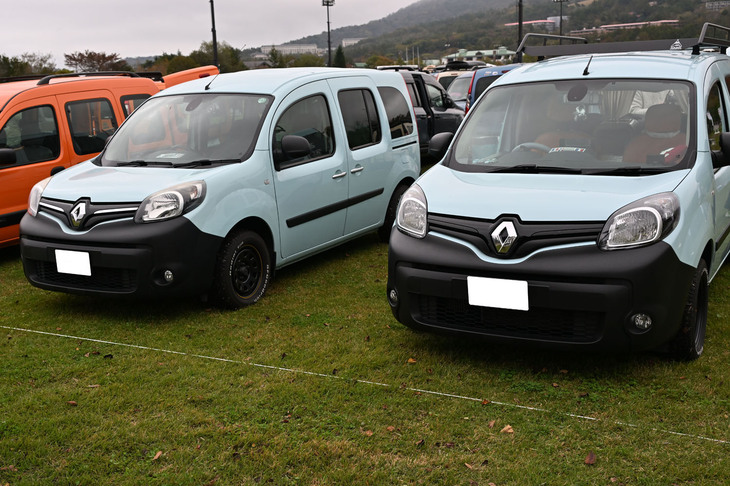 水色の「カングー」でそろって参加ではなく、会場でたまたま隣になっただけだそうだ（つまり知らない人同士）。実はホワイトレタータイヤのカスタマイズもおそろいだ。
