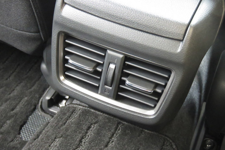 ホンダ・シビックハッチバック（後席用空調吹き出し口）