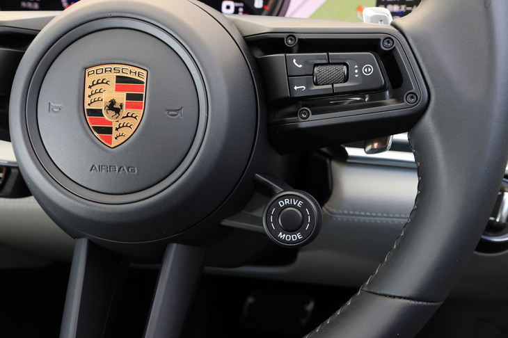 ドライブモードセレクターは、ステアリングホイールに備わるダイヤル式のコントローラーで操作する。