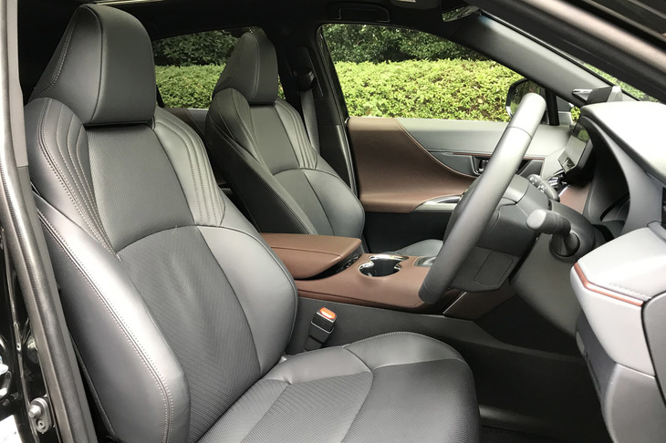 「ハリアーZ“レザーパッケージ”」のフロントシート。「快適温熱シート＋シートベンチレーション（運転席・助手席）」が標準装備される。