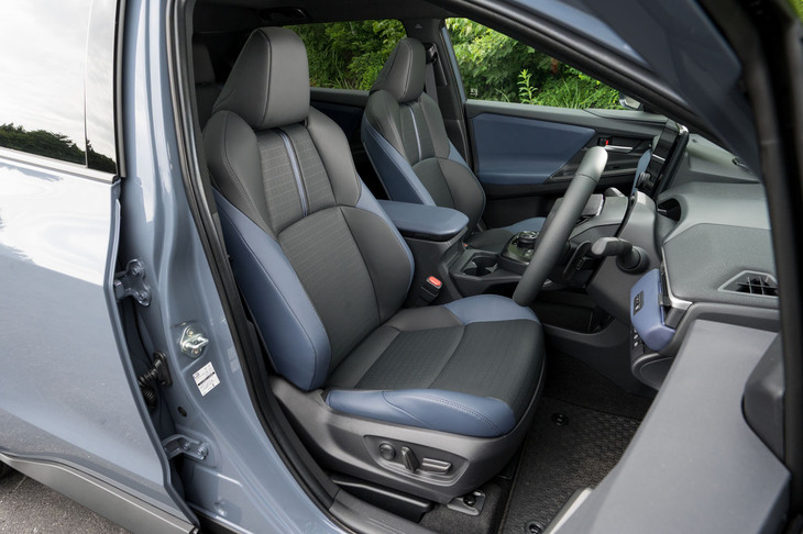 内装色はブラックのモノトーンと、ブルーとブラックのツートン（写真）の2種類。後者には本革（ナッパレザー）のシートが装備される。