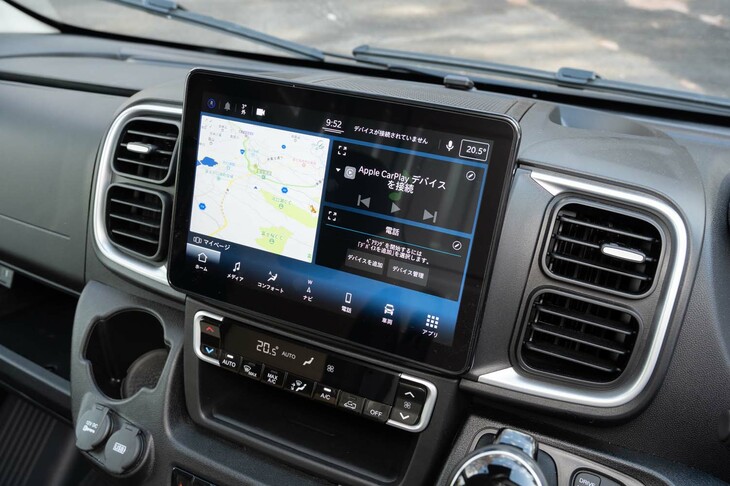 商用車系とは思えないほど高精細なインフォテインメントシステムが付いている。「Apple CarPlay」などのスマートフォン連携機能も使える。