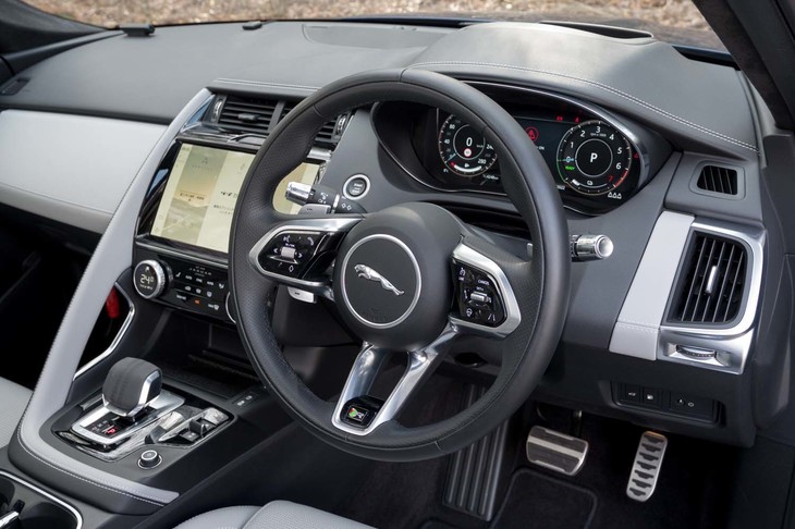 ステリングホイールのリムはシルバーサテンで飾られる。シフトパドルの「－」と「＋」はプリントでもエンボス加工でもなく穴が開けられている。