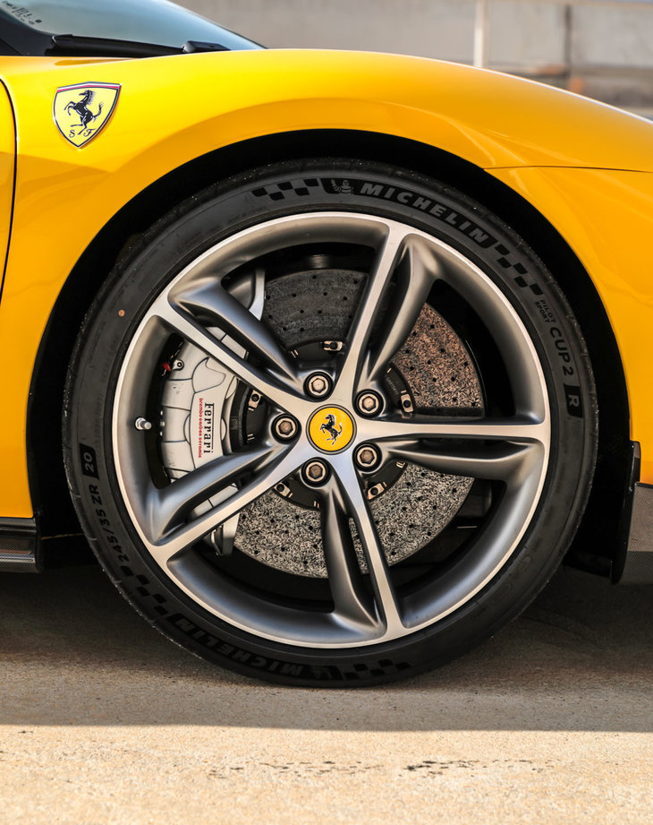 サーキット走行に好適なハイグリップタイヤ「ミシュラン・パイロットスポーツ カップ2 R」。「アセットフィオラーノパッケージ」装着車のみで選択できるオプションだ。