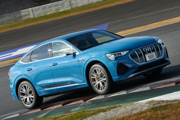 今回のイベントでは、エキストラで「e-tron」にもチョイ乗りすることができた。驚いたのは、その超高速域での静粛性。エンジンサウンドがないのはもちろんなのだが、風切り音やロードノイズまできちんと抑え込まれているのだ。また重心の低さ、後輪寄りの駆動配分によって、ソフトなサスペンションでも旋回性能が非常に高い。いうなれば「サーキットのグリーン車」。富士の本コースを快速で飛ばしながら、物見遊山を決め込むことができた。