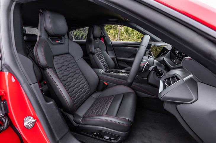 「RS e-tron GT」のフロントシート。標準で装備されるのは、ダイナミカまたはカスケードクロスとアーティフィシャルレザーのコンビネーション表皮で仕立てられる「スポーツシートプラス」だが、今回の試乗車には、オプションの「スポーツシートプロ」が装備されていた。