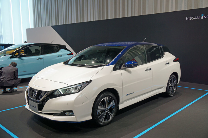 「ブリリアントホワイトパール／オーロラフレアブルーパール」の2トーンカラー。ルーフがブルーとなるのはこの組み合わせだけとなる。